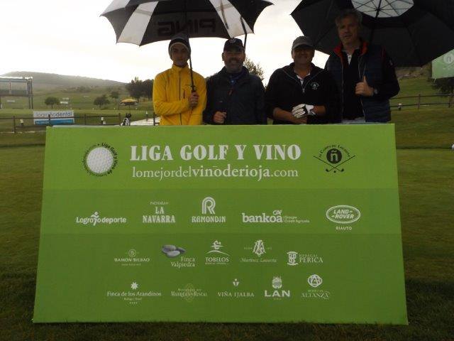 Los jugadores, preparados para la jornada de golf.