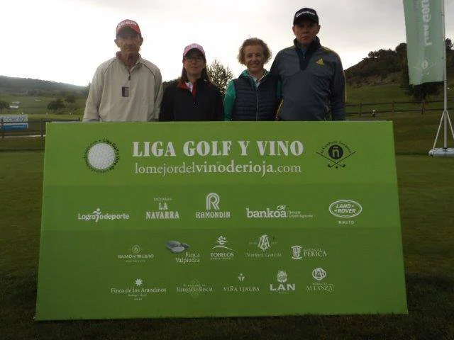 Los jugadores, preparados para la jornada de golf.