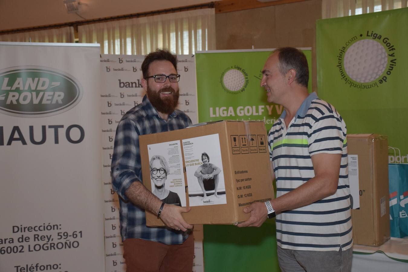 Los ganadores recibieron sus premios de manos de los patrocinadores.