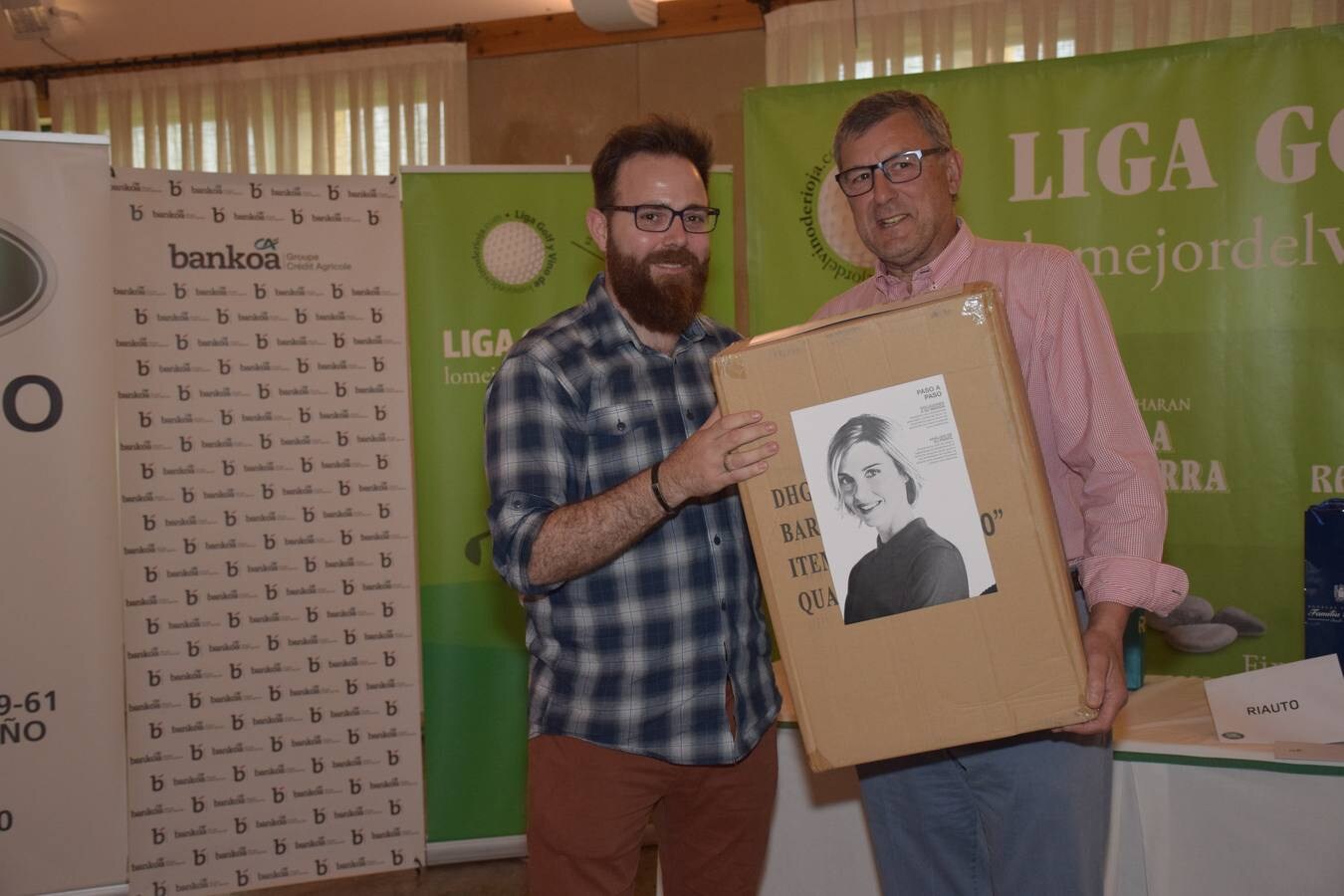 Los ganadores recibieron sus premios de manos de los patrocinadores.