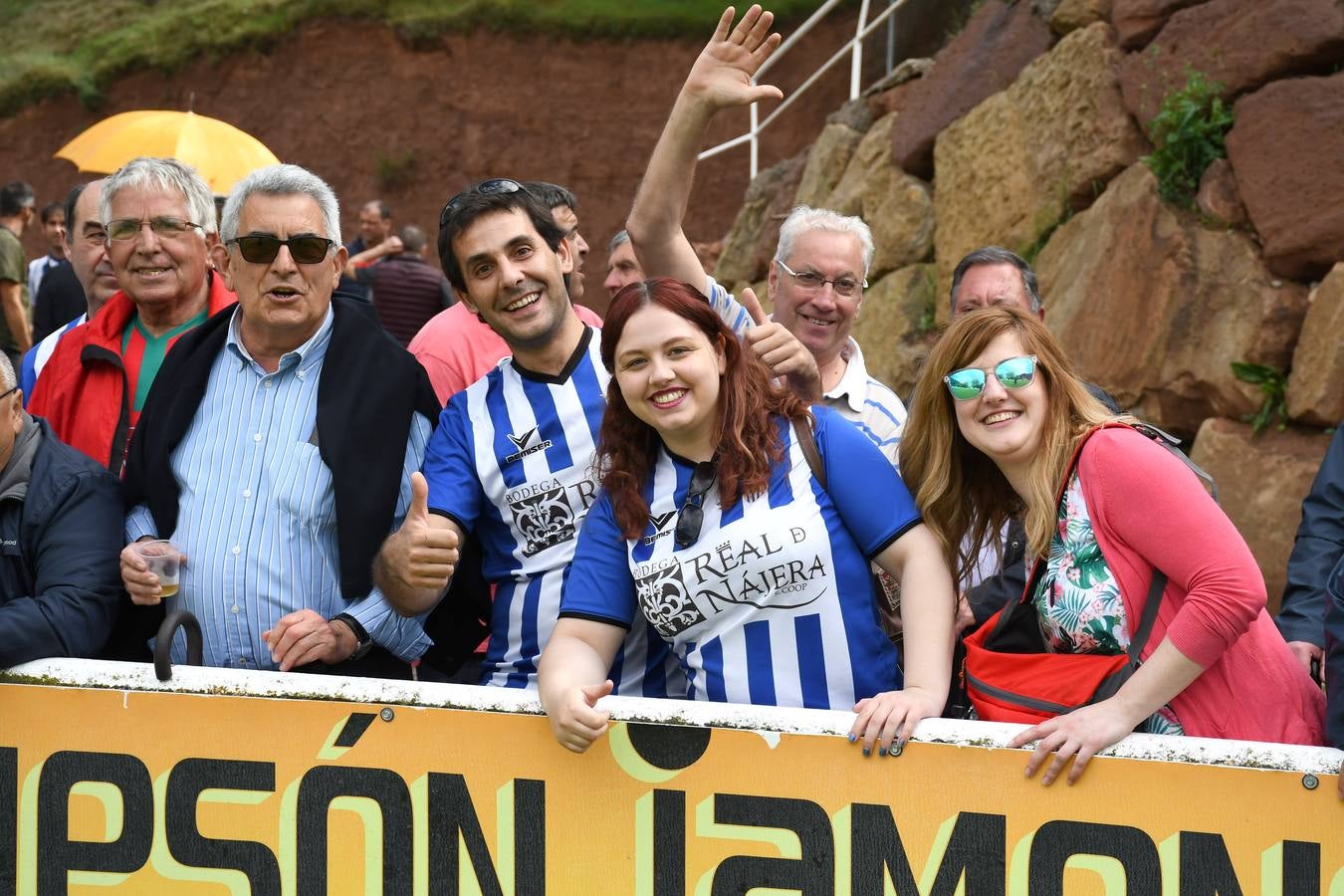 Fotos: La afición del Náxara celebra su paso a la siguiente fase del pla off