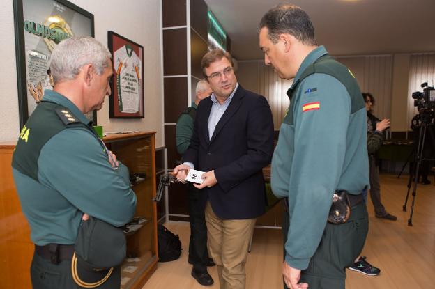 LA GUARDIA CIVIL EXPONE LAS  202 ARMAS QUE SALEN A SUBASTA