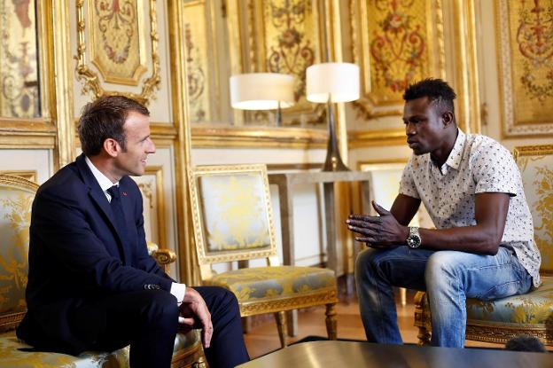 Recepción. El presidente de Francia, Emmanuel Macron, recibió ayer en el Eliseo a Mamoudou Gassama para felicitarle por su acto de heroísmo y entregarle una condecoración. 