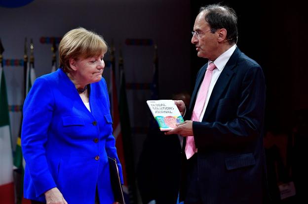 La canciller alemana, Angela Merkel, durante el foro 'Soluciones globales' del G20 en Berlín. ::  Tobias SCHWARZ / afp