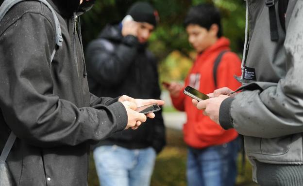 Jóvenes comunicándose a través del móvil. 