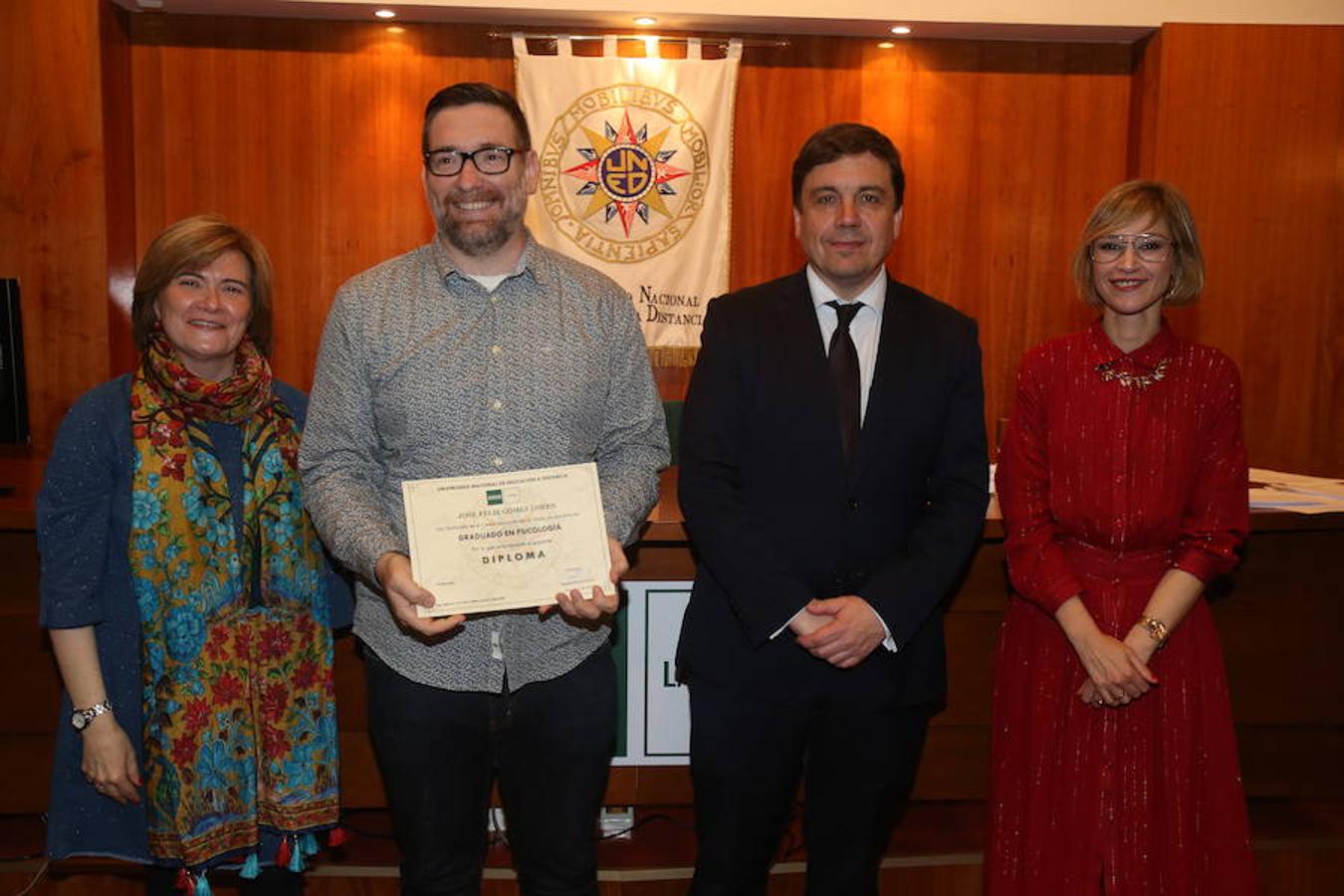 Entrega de diplomas de la UNED que ha tenido lugar en la sede del centro, con asistencia del consejero de Educación, Alberto Galiana, y de la concejal de Familia, Paloma Corres.