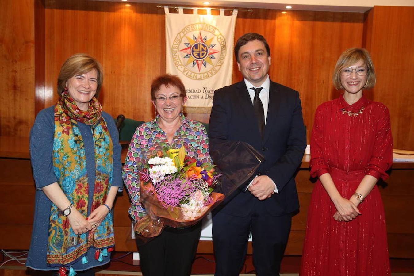 Entrega de diplomas de la UNED que ha tenido lugar en la sede del centro, con asistencia del consejero de Educación, Alberto Galiana, y de la concejal de Familia, Paloma Corres.