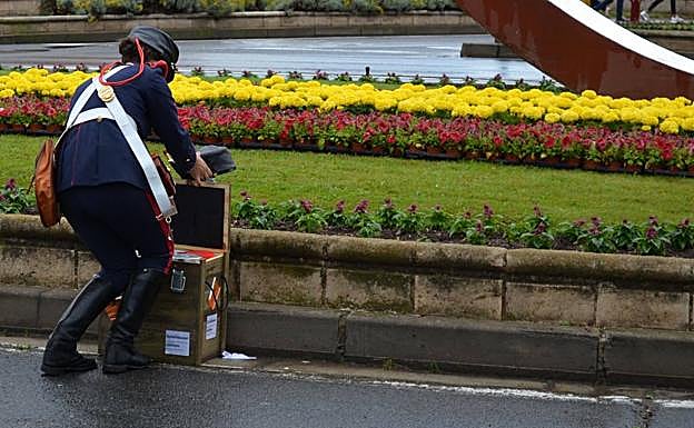 Imagen principal - Lo que vieron (y retrataron) los espectadores del Desfile de las Fuerzas Armadas