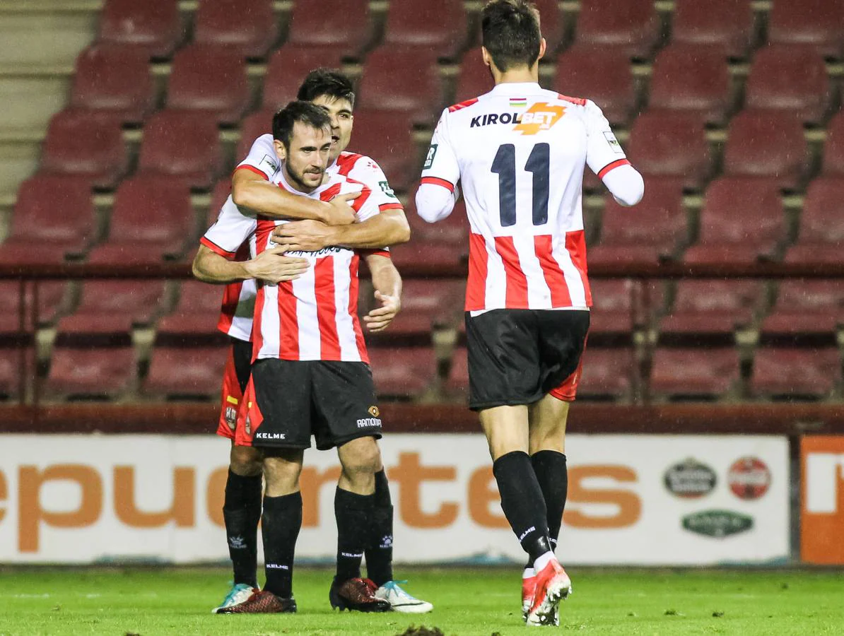 Antxon Muneta celebra un gol en Las Gaunas