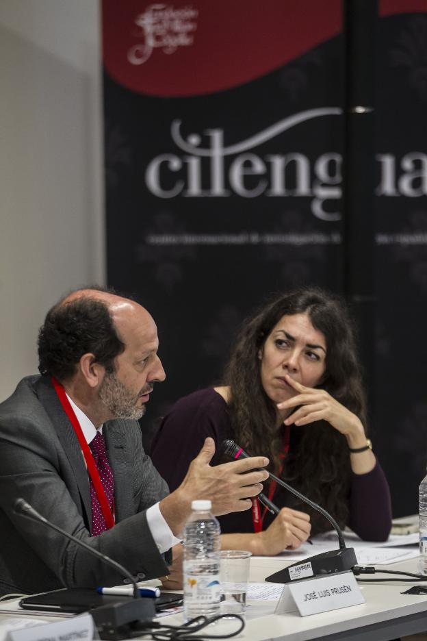 Participantes en el XIII Seminario de Lengua y Periodismo, ayer a la entrada del monasterio de San Millán. :: justo rodríguez
