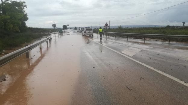 Imagen de la carretera N-113 fue cortada tras la tormenta que descargó ayer tarde sobre la comarca de Alfaro.:: ernesto pascual
