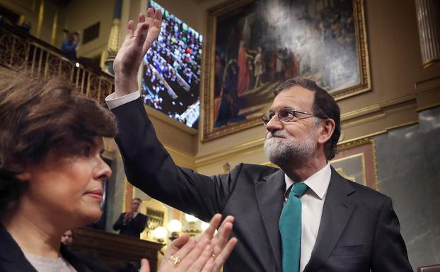 Rajoy saluda a su llegada al Congreso en la primera jornada de la moción de censura. 