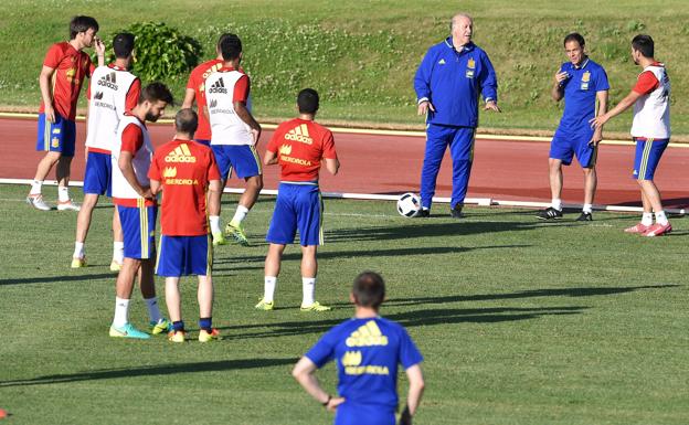 Vicente del Bosque (3d), durante un entrenamiento en su etapa como seleccionador.