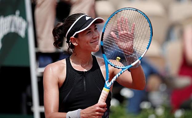Garbiñe Muguruza celebra su victoria ante Fiona Ferro.