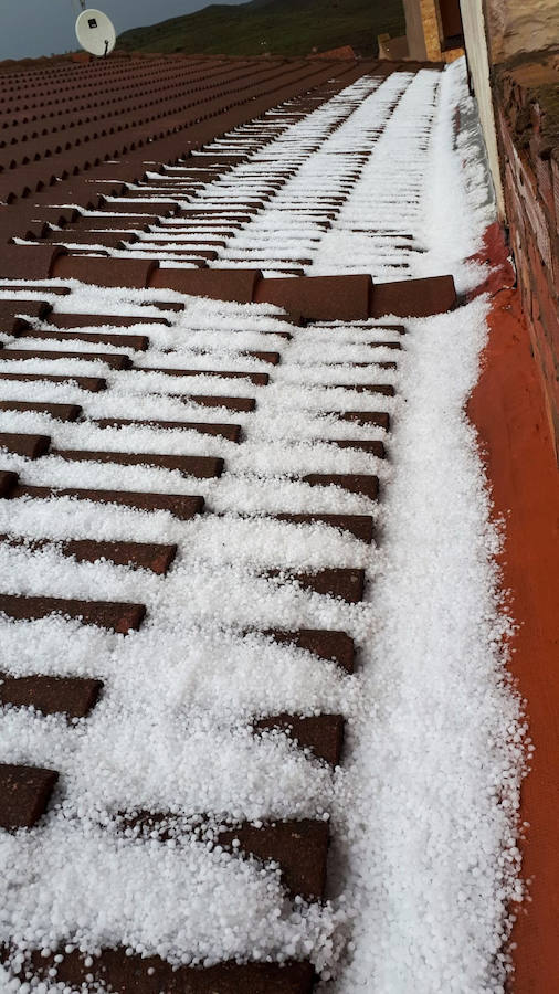 Tejado blanco por el granizo en Rincón de Olivedo.