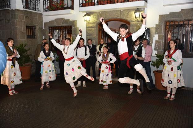 Exhibición de bailes regionales riojanos en el Centro Riojano en Santiago de Chile. :: e. sáenz