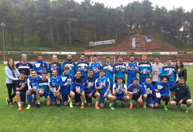 La plantilla del Náxara con sus fotos de cuando eran niños. :: L. R.