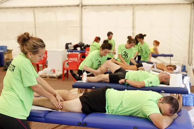 Los voluntarios del Colegio de Fisioterapeutas, en la carpa de recuperación, en la prueba del año pasado. :: Justo Rodríguez
