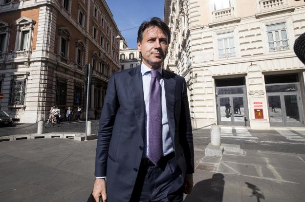 El jurista Giuseppe Conte, que hoy jurará como primer ministro, a su llegada ayer al Congreso de los Diputados. :: angelo carconi / efe