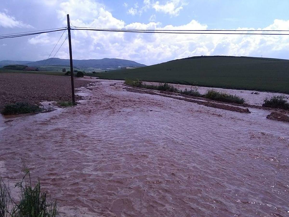 Imágenes de la tormenta a su paso por Logroño. Como suele ser habitual, el entorno de la Circunvalación es uno de los más afectados. Santo Domingo ha sido una de las zonas en donde más se ha dejado sentir la tormenta con calles y garajes anegados.