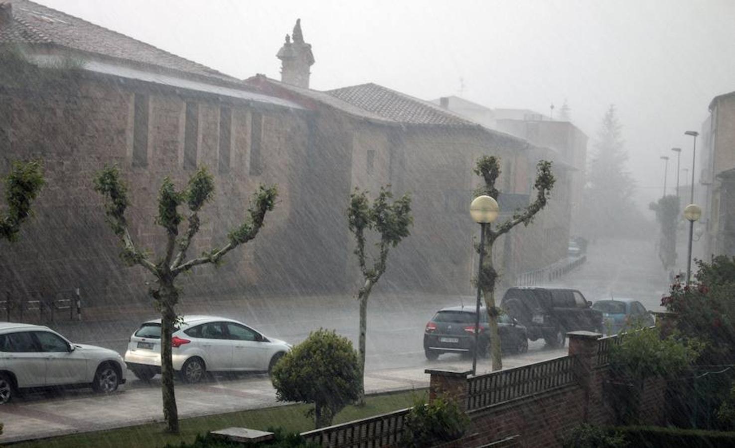 Imágenes de la tormenta a su paso por Logroño. Como suele ser habitual, el entorno de la Circunvalación es uno de los más afectados. Santo Domingo ha sido una de las zonas en donde más se ha dejado sentir la tormenta con calles y garajes anegados.