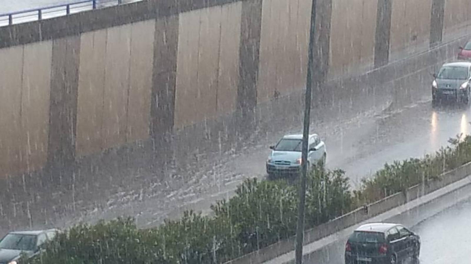 Imágenes de la tormenta a su paso por Logroño. Como suele ser habitual, el entorno de la Circunvalación es uno de los más afectados, donde el agua tiene una mayor acumulación y donde los charcos adquieren proporciones enormes. 