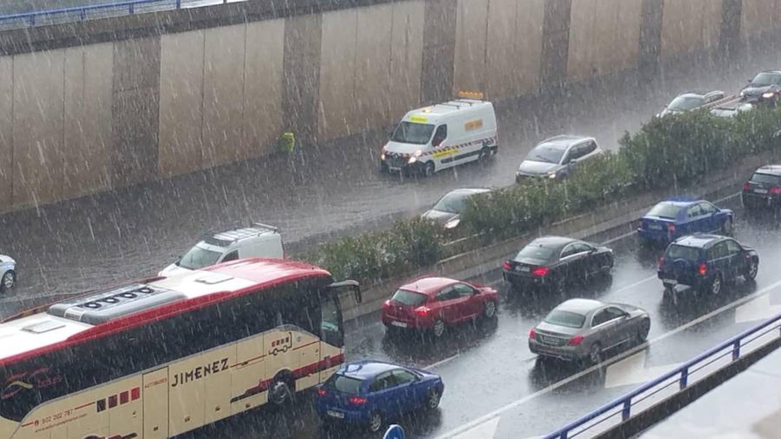 Imágenes de la tormenta a su paso por Logroño. Como suele ser habitual, el entorno de la Circunvalación es uno de los más afectados, donde el agua tiene una mayor acumulación y donde los charcos adquieren proporciones enormes. 
