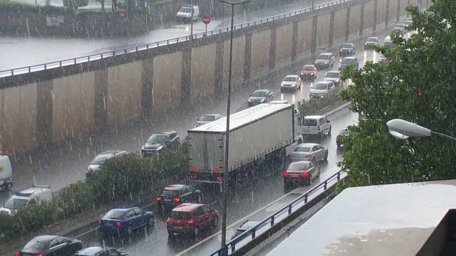 Imágenes de la tormenta a su paso por Logroño. Como suele ser habitual, el entorno de la Circunvalación es uno de los más afectados, donde el agua tiene una mayor acumulación y donde los charcos adquieren proporciones enormes. 