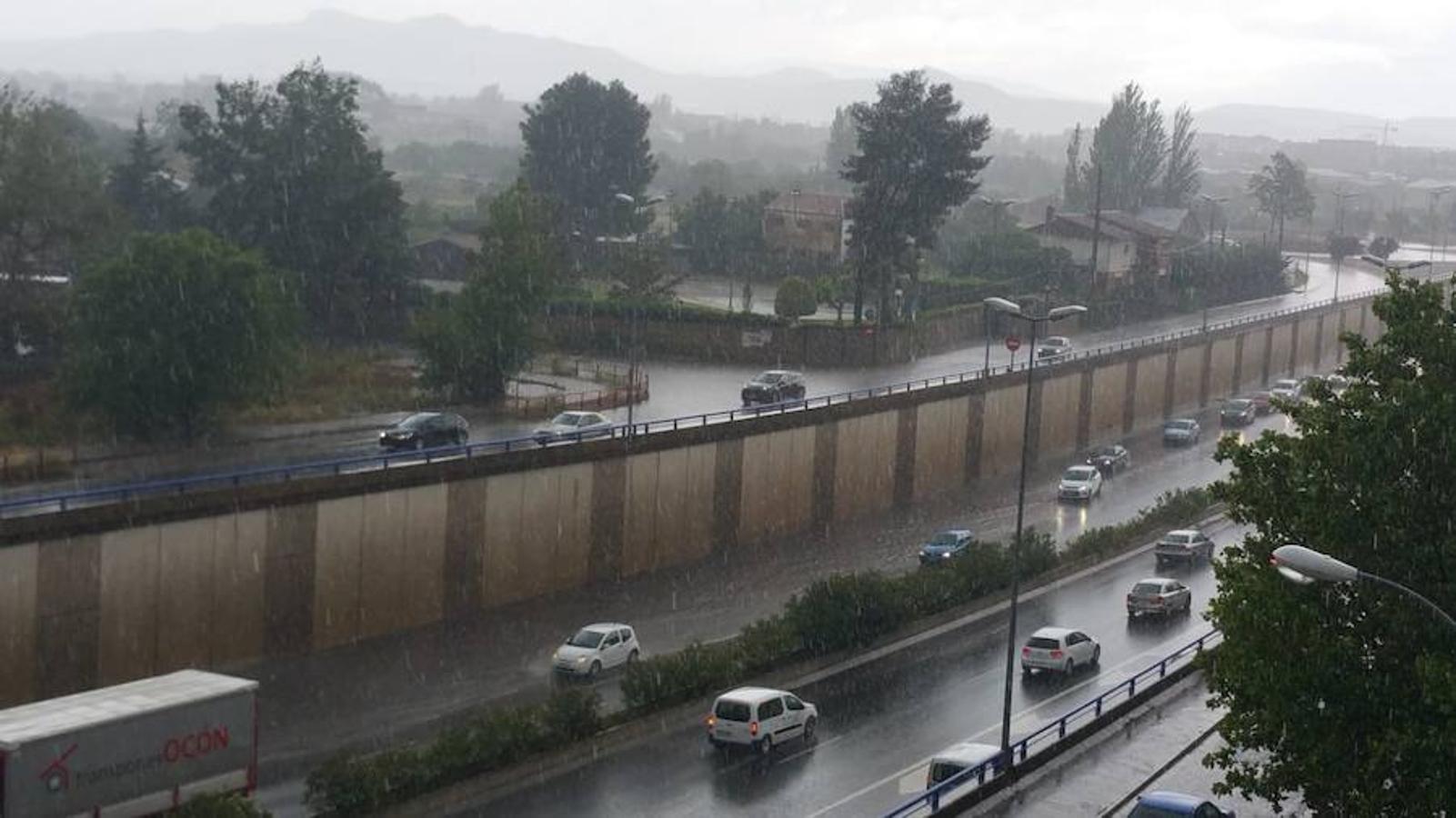 Imágenes de la tormenta a su paso por Logroño. Como suele ser habitual, el entorno de la Circunvalación es uno de los más afectados, donde el agua tiene una mayor acumulación y donde los charcos adquieren proporciones enormes. 