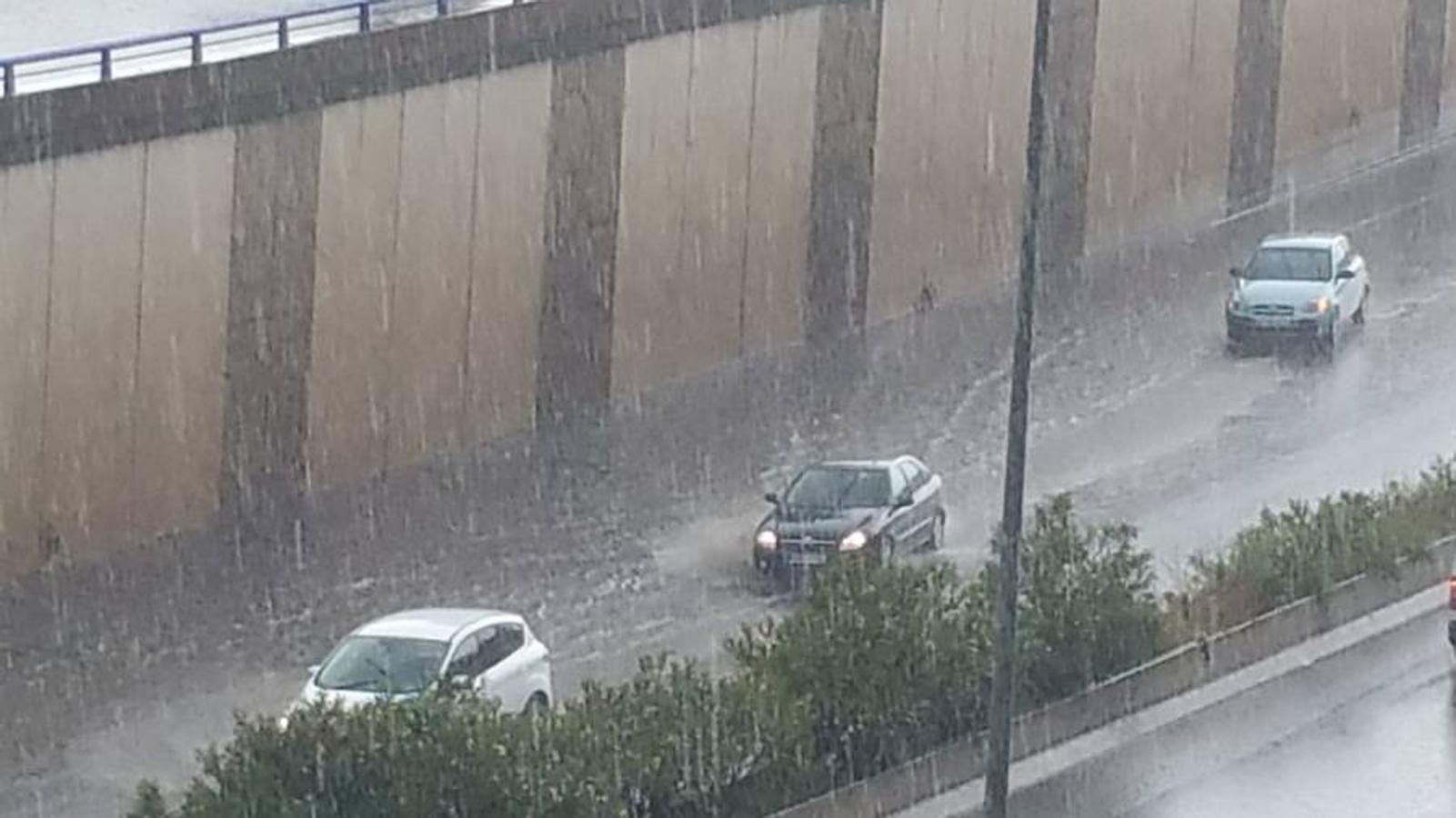Imágenes de la tormenta a su paso por Logroño. Como suele ser habitual, el entorno de la Circunvalación es uno de los más afectados, donde el agua tiene una mayor acumulación y donde los charcos adquieren proporciones enormes. 