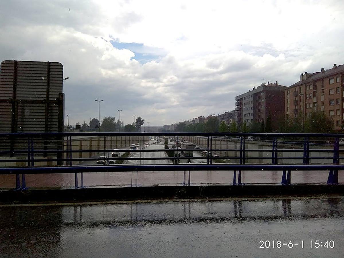 Imágenes de la tormenta a su paso por Logroño. Como suele ser habitual, el entorno de la Circunvalación es uno de los más afectados, donde el agua tiene una mayor acumulación y donde los charcos adquieren proporciones enormes. 