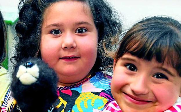 Dos niñas disfrutan con un visión europeo de peluche en la exposición inaugurada en la Casa de las Ciencias de Logroño. :