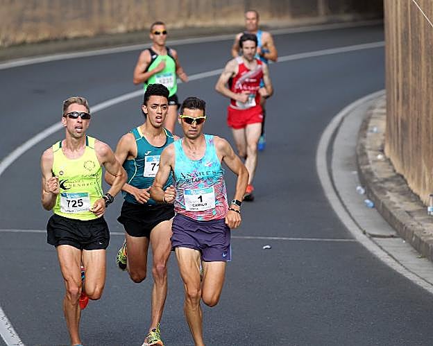 Camilo Santiago (1), Ricardo Serrano (725) y Ossama Ifraj, en la prueba del año pasado. 