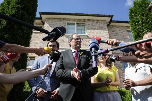 Quim Torra, el pasado miércoles, ante la puerta de la residencia del expresidente fugado Puigdemont en Waterloo. :: Aris Oikonomou / afp