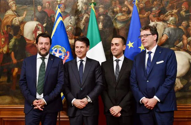 Tecnócratas y políticos. Conte, junto a Salvini y Di Maio, y Giancarlo Giorgetti. :: A, S. / afp 