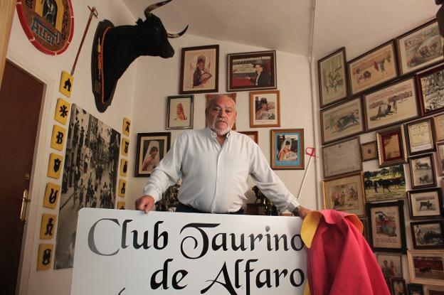 José Luis Catalán, en la sede del Club Taurino de Alfaro. :: E.P.