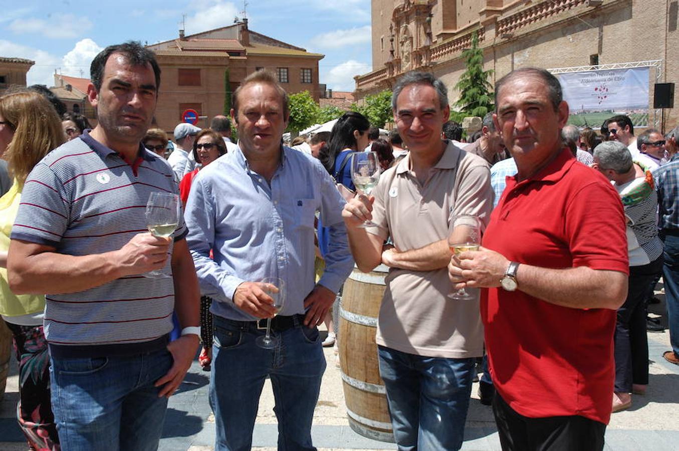 Ambiente de la Feria Entreviñas celebrada en Aldeanueva de Ebro el sábado. Éxito de público y también para las bodegas que propusieron sus nuevos productos en las casetas montadas para el evento. 