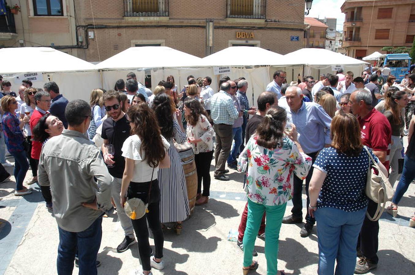 Ambiente de la Feria Entreviñas celebrada en Aldeanueva de Ebro el sábado. Éxito de público y también para las bodegas que propusieron sus nuevos productos en las casetas montadas para el evento. 