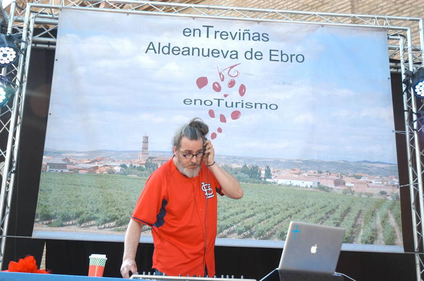 Ambiente de la Feria Entreviñas celebrada en Aldeanueva de Ebro el sábado. Éxito de público y también para las bodegas que propusieron sus nuevos productos en las casetas montadas para el evento. 