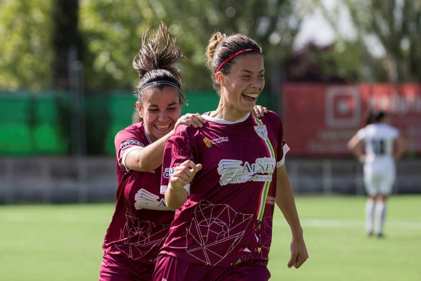 Alegría desbordante entre las jugadoras del EDF tras consumar en Pozuelo de Alarcón su ascenso a Primera División tras ganar al Tacón (1-2) después del empate a un gol en el partido de ida jugado en Logroño. Enhorabuena a las campeonas.