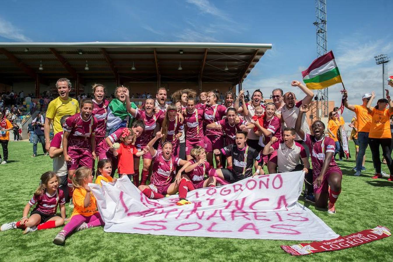 Alegría desbordante entre las jugadoras del EDF tras consumar en Pozuelo de Alarcón su ascenso a Primera División tras ganar al Tacón (1-2) después del empate a un gol en el partido de ida jugado en Logroño. Enhorabuena a las campeonas.