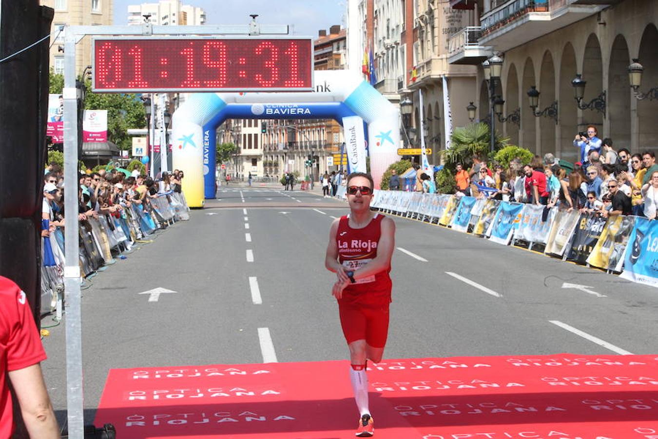 Camilo Santiago llega a meta como ganador de la edia Maratón 2018 y conquista un nuevo título. 