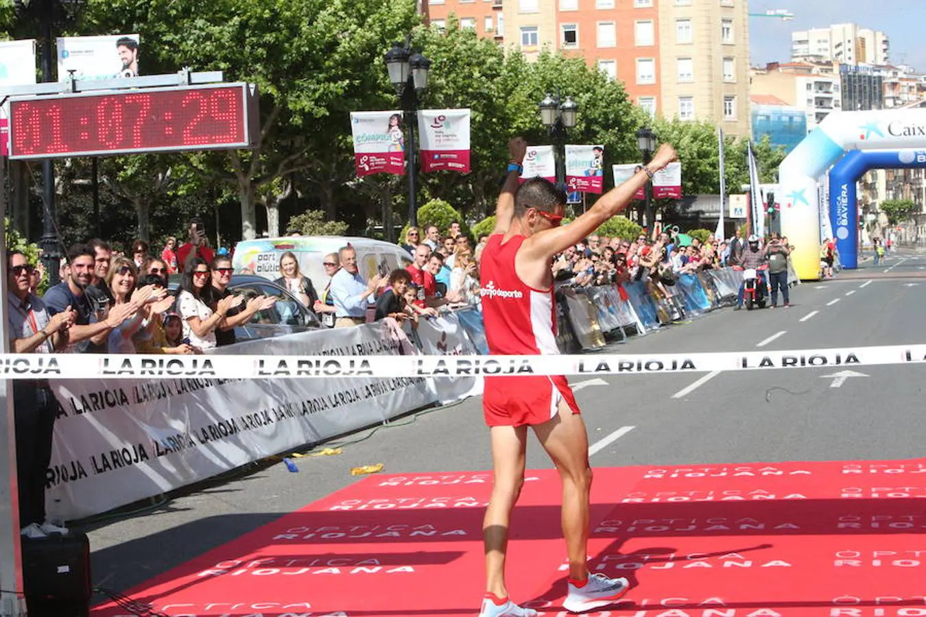 Camilo Santiago llega a meta como ganador de la edia Maratón 2018 y conquista un nuevo título. 