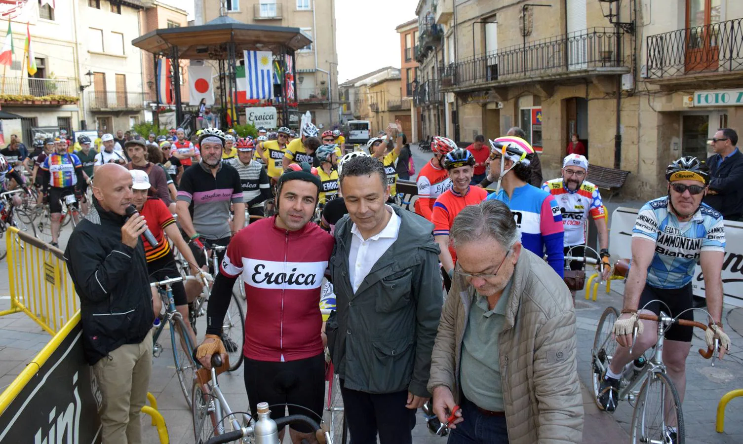 Más de 800 ciclistas en blanco y negro recorren los campos riojanos para completar la ilusión de la Eroica Hispania 2018