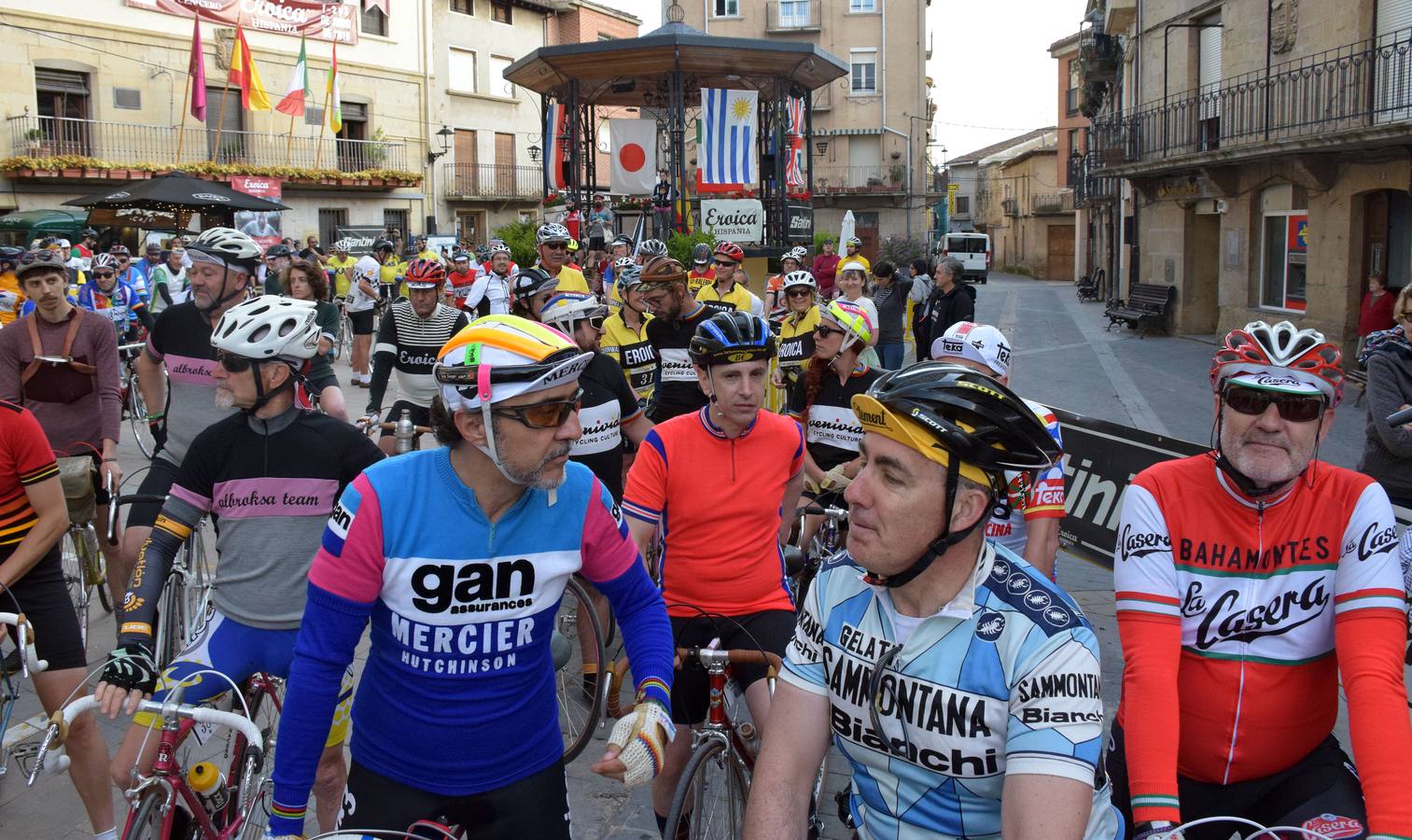 Más de 800 ciclistas en blanco y negro recorren los campos riojanos para completar la ilusión de la Eroica Hispania 2018