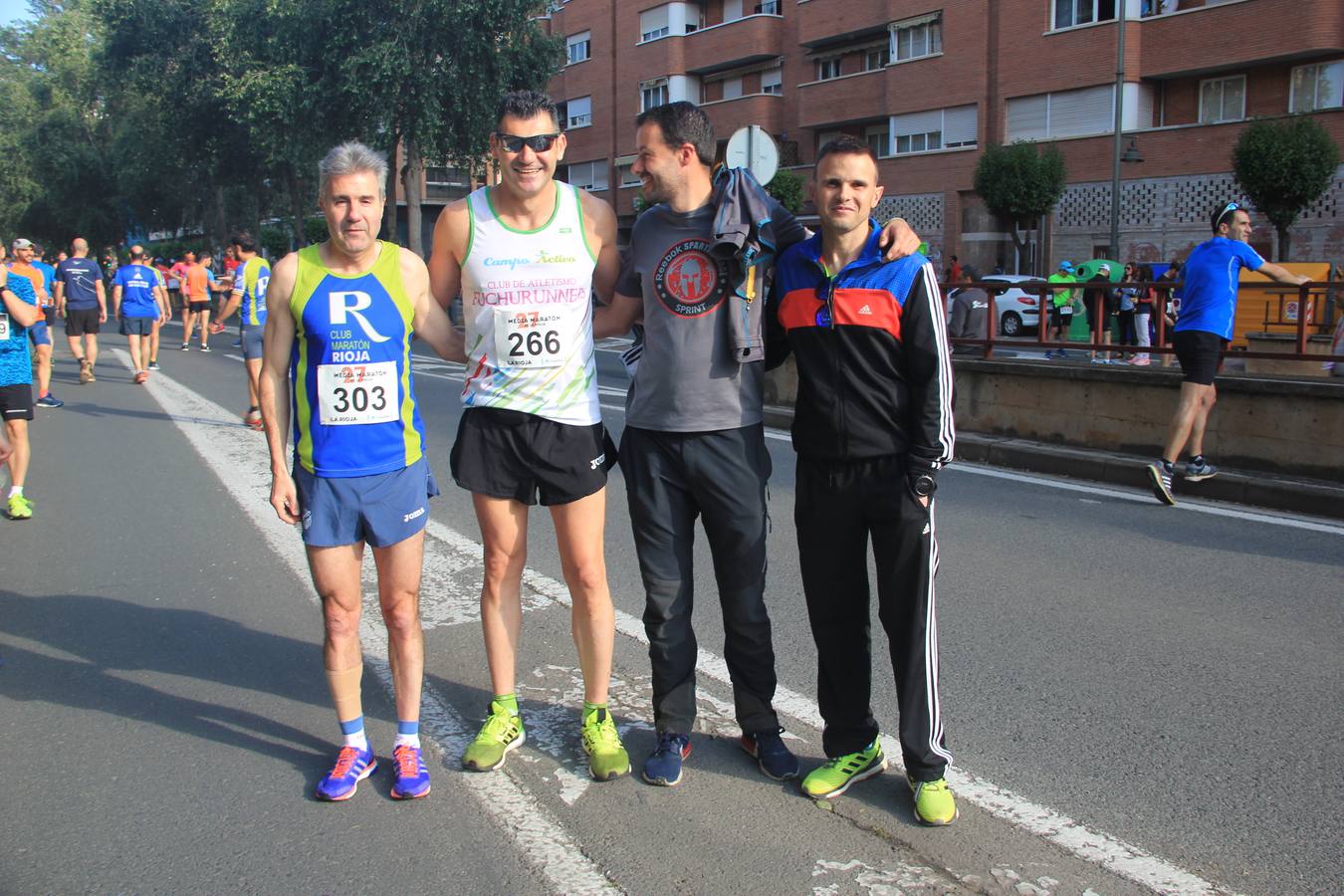 Imágnes de la salida de los participantes en la Media Maratón de La Rioja.