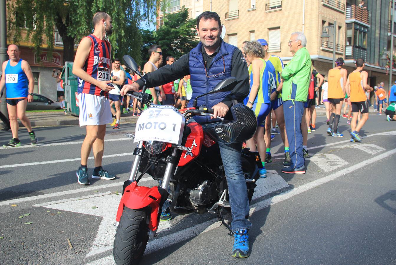 Imágnes de la salida de los participantes en la Media Maratón de La Rioja.