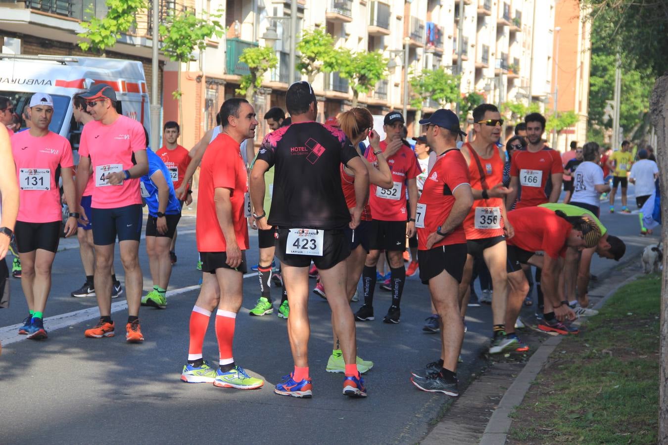 Imágnes de la salida de los participantes en la Media Maratón de La Rioja.