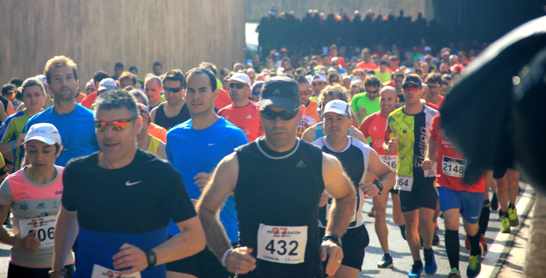 Imágnes de la salida de los participantes en la Media Maratón de La Rioja.