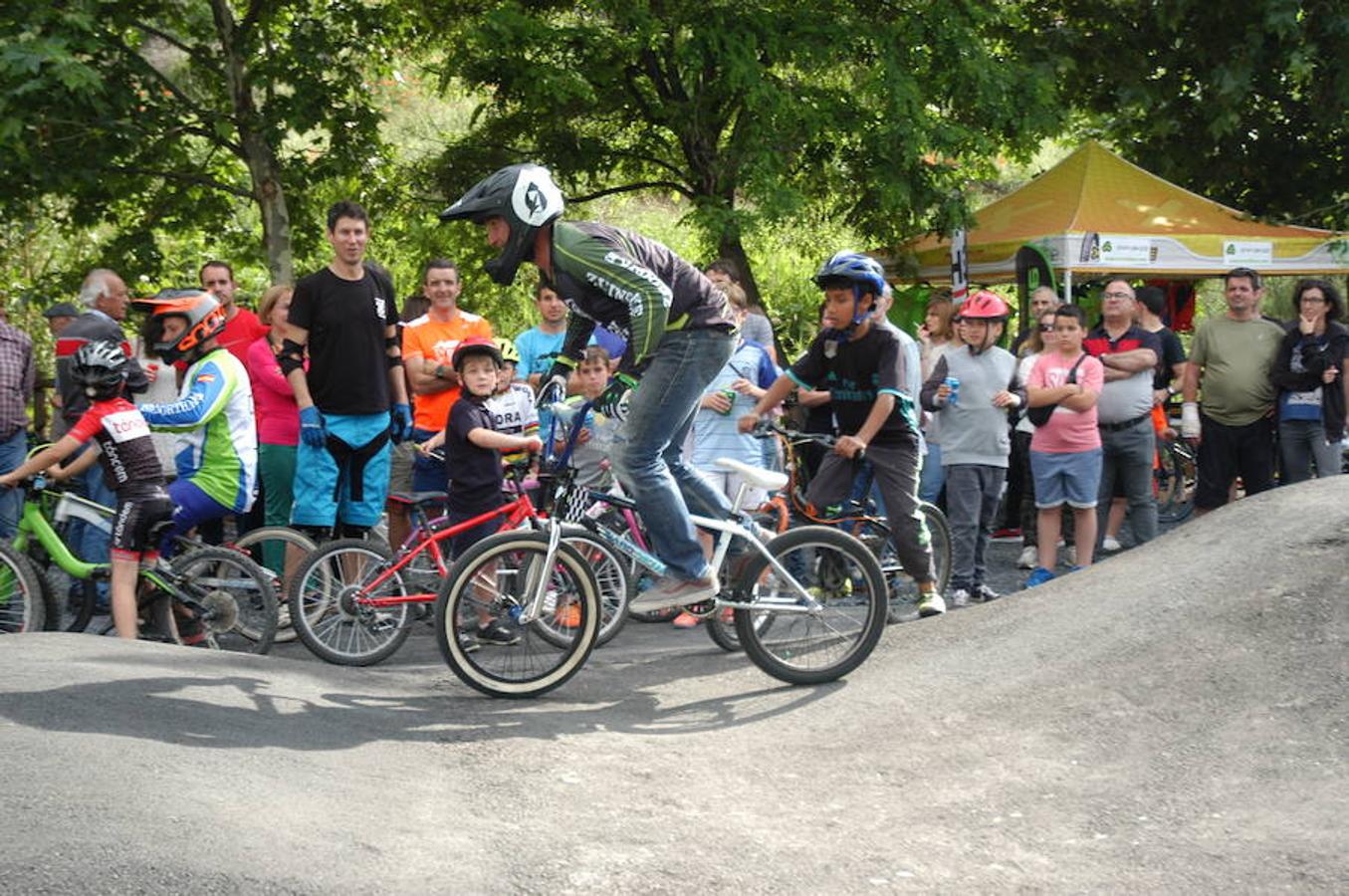 El pasado sábado se inauguró en Igea un circuito pump track para bicicletas con las que realizar saltos y piruetas. El medallista olímpico Carlos Coloma inauguró las instalaciones denominadas Dyno Pumptrack Igea junto al parque del río Linares. 